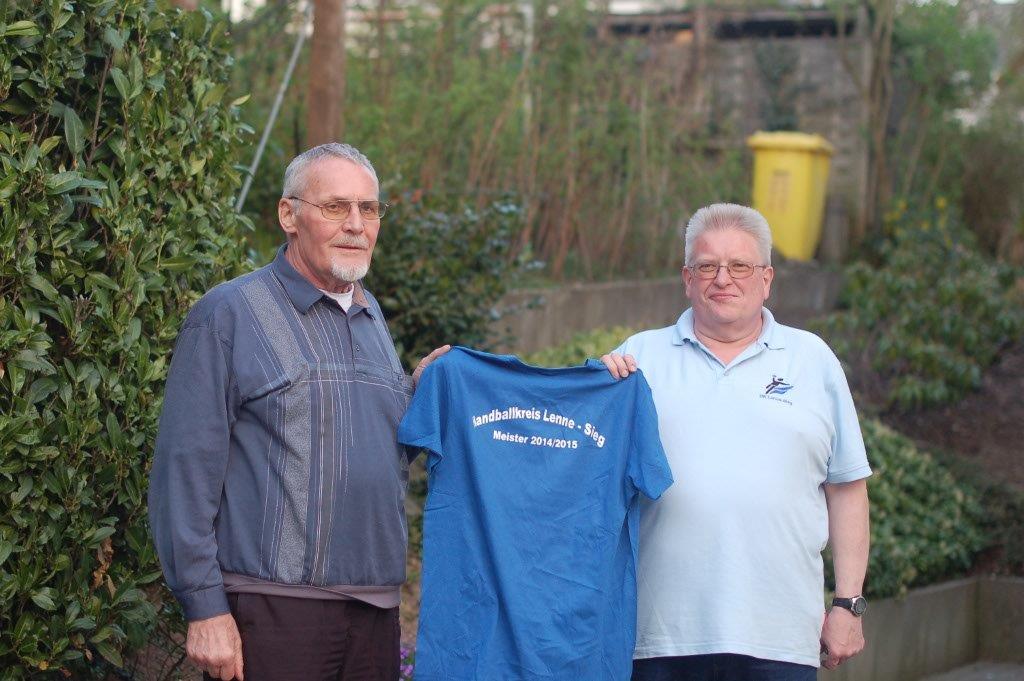 Fritz Korte gratuliert Axel Jacobi zur Wiederwahl auf dem Kreisjugendtag in Olpe 2015